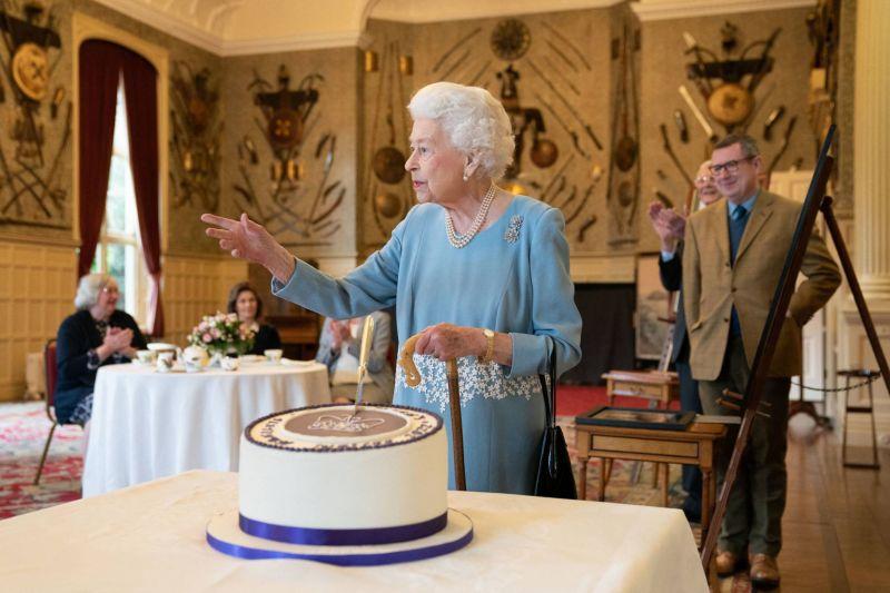 Angleterre : Élisabeth Ii Met La Barre Très Haut Avec 70 Ans De Règne