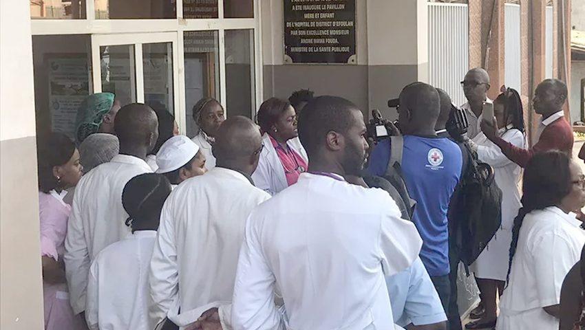 Cameroun Une Mère De 17 Ans Et Son Bébé Retenus Depuis Un Mois Dans Un Hôpital