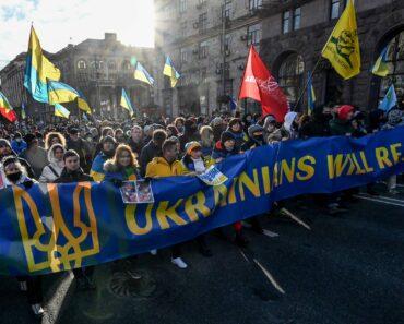 Des milliers de personnes défilent à Kiev pour montrer leur unité face à la menace russe