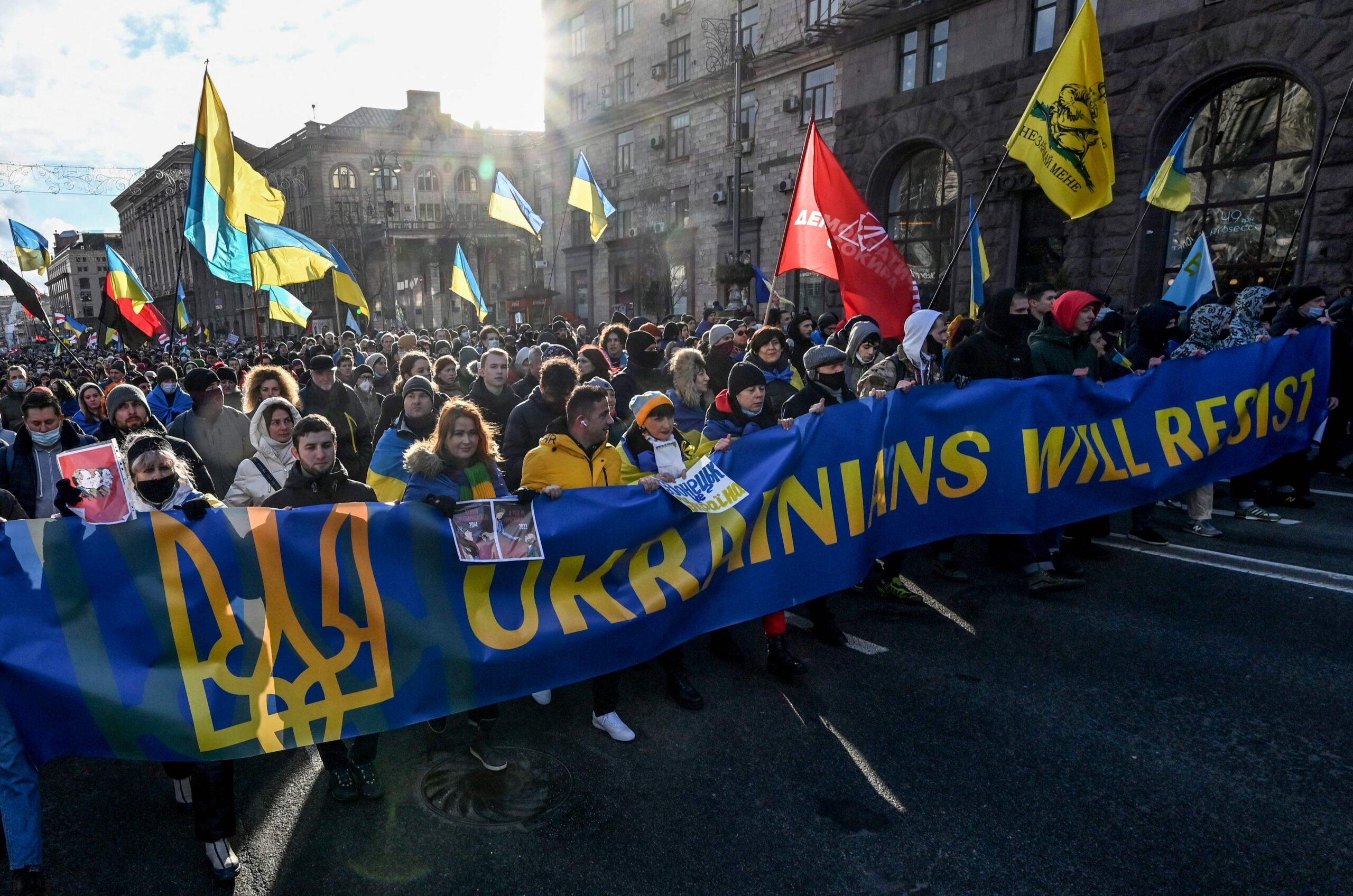 Des Milliers De Personnes Kiev Montrer Leur Unité La Menace Russe