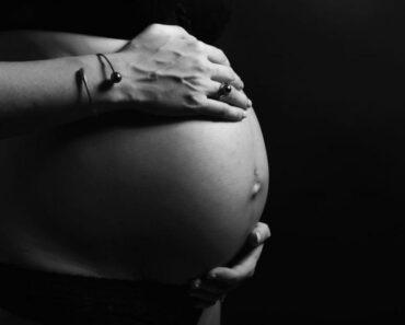 Incroyable : Une femme enceinte se fait planter un clou dans la tête (Photos)