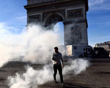 La Police Parisienne Utilise Des Gaz Lacrymogènes Contre Des Manifestants Inspirés Par Le «Convoi De La Liberté» Canadien