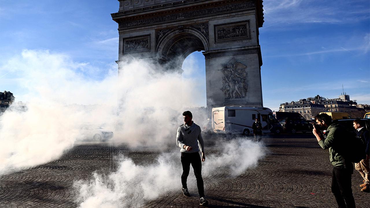 La Police Parisienne Utilise Des Gaz Lacrymogènes Contre Manifestants Inspirés Convoi De La Liberté Canadien