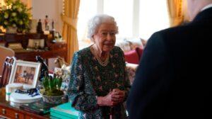 La Reine Elizabeth Ii Dit « Ne Plus Pouvoir Trop Bouger »