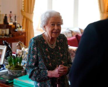 La Reine Elizabeth Ii Dit « Ne Plus Pouvoir Trop Bouger »