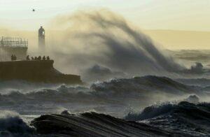 La Tempête Eunice Fait Des Dégâts À Travers L&Rsquo;Europe