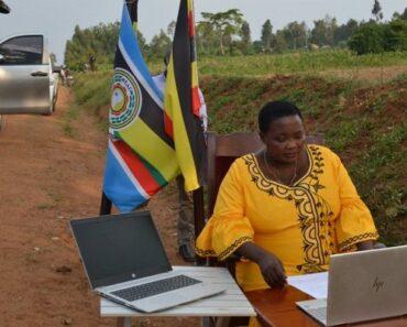 Ouganda : La Première Ministre Assiste À Un Sommet De L’union Africaine Au Bord De La Route (Vidéo)