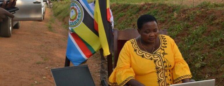 Ouganda : La Première Ministre Assiste À Un Sommet De L’union Africaine Au Bord De La Route (Vidéo)