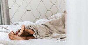 4 Raisons Pour Lesquelles Les Couples Devraient Dormir Nu.s