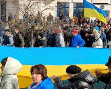 Des Soldats Russes Libèrent Le Maire D&Rsquo;Ukraine Et Acceptent De Partir Après Des Manifestations