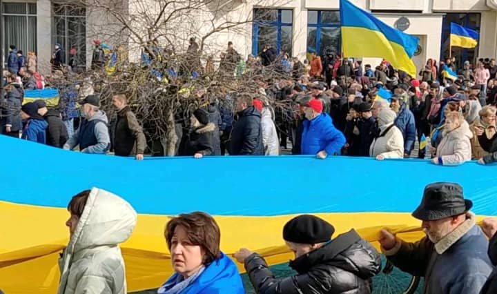 Des Soldats Russesliberent Le Maire Dukraineacceptent De Partir Des Manifestations