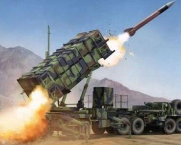 La Guerre Ukrainienne/Russe Bombarde La Plus Grande Réserve De Carburant Avec Des Missiles