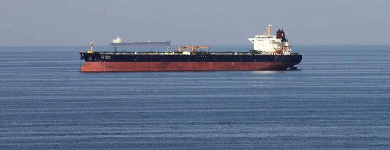 Un Énorme Cargo Transportant Des Voitures Coule Dans Le Golfe Persique Au Large De L&Rsquo;Iran