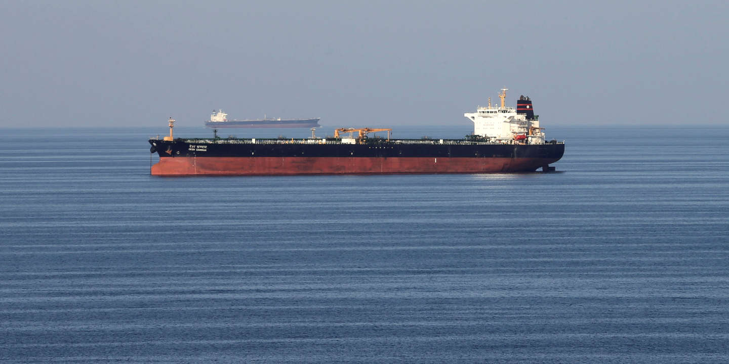 Un Enorme Cargo Transportant Voitures Coule Golfe Persiquelarge De Liran