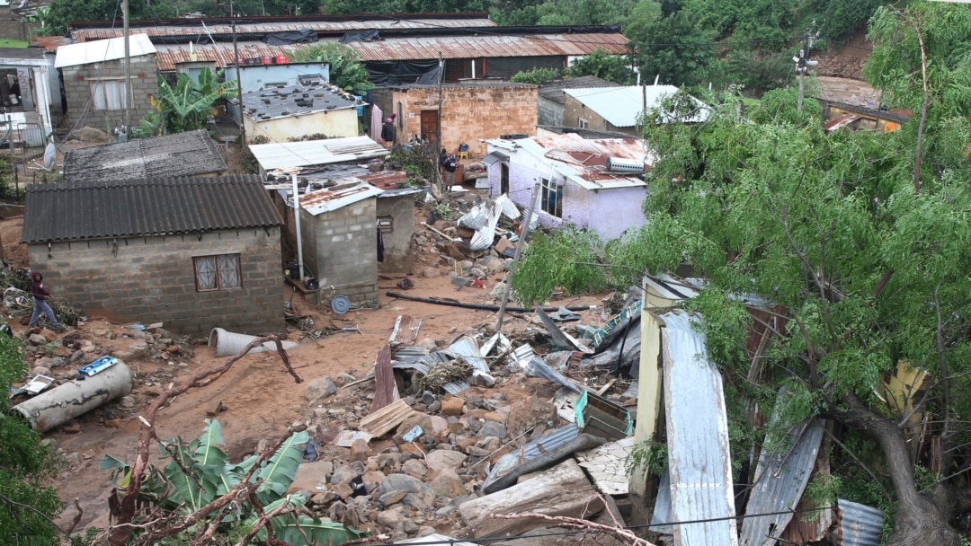Afrique Du Sud Le Nettoyage Des Plages Inondations Meurtrieres