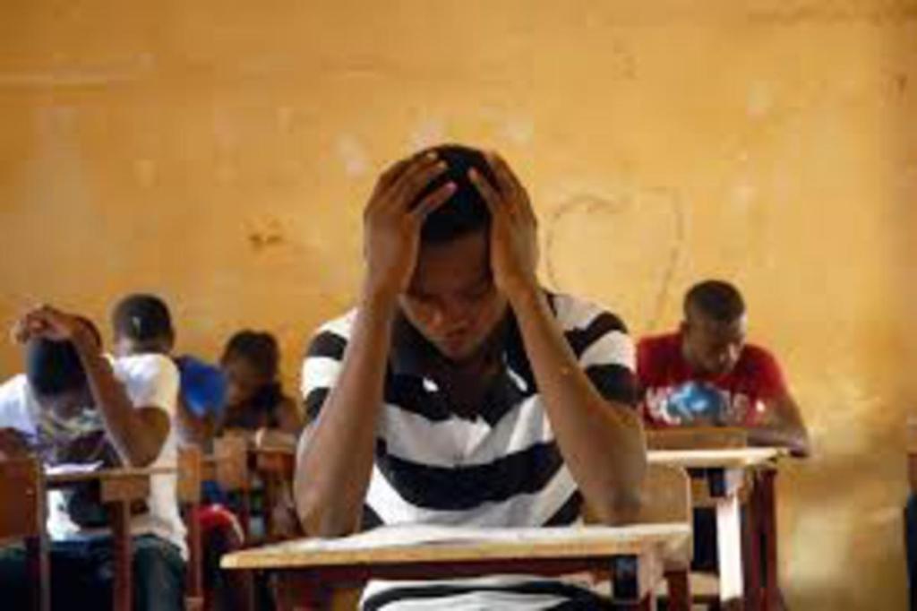 Benin Des Eleves Louent Une Chambre Rapports