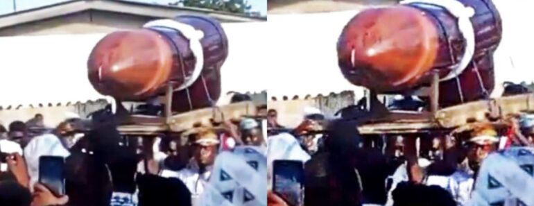 Ghana Une femme enterree un cercueil forme de penis 770x297 - Ghana : Une femme enterrée dans un cercueil en forme de pénis pour avoir fait 10 enfants de 10 pères différents (vidéo)