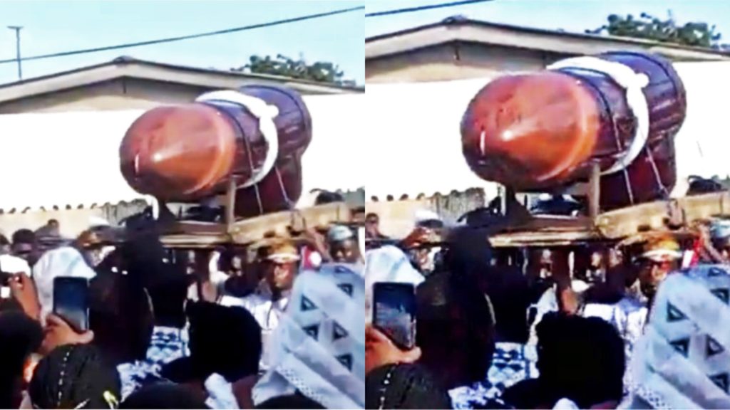 Ghana Une Femme Enterree Un Cercueil Forme De Penis