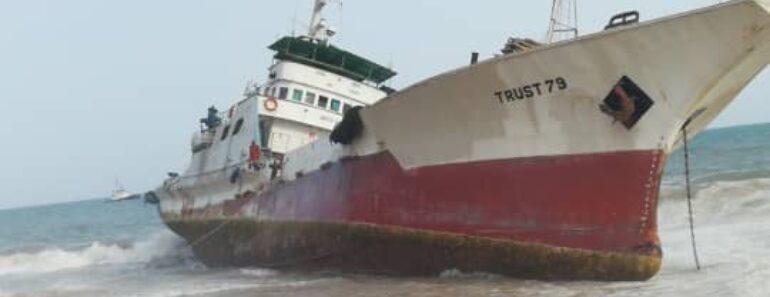 Togo : Un navire échoue sur la côte