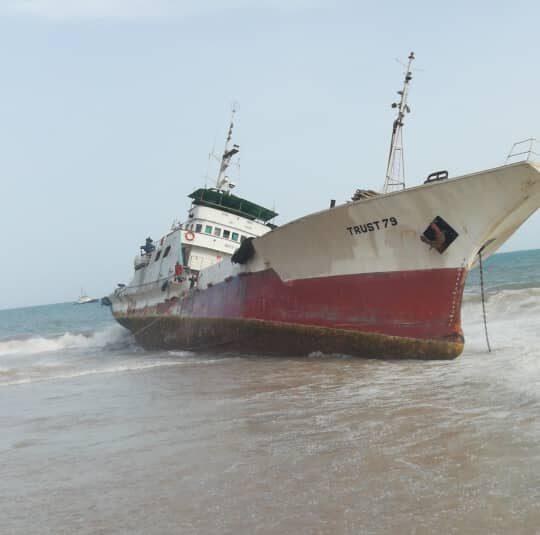 Togo : Un Navire Échoue Sur La Côte