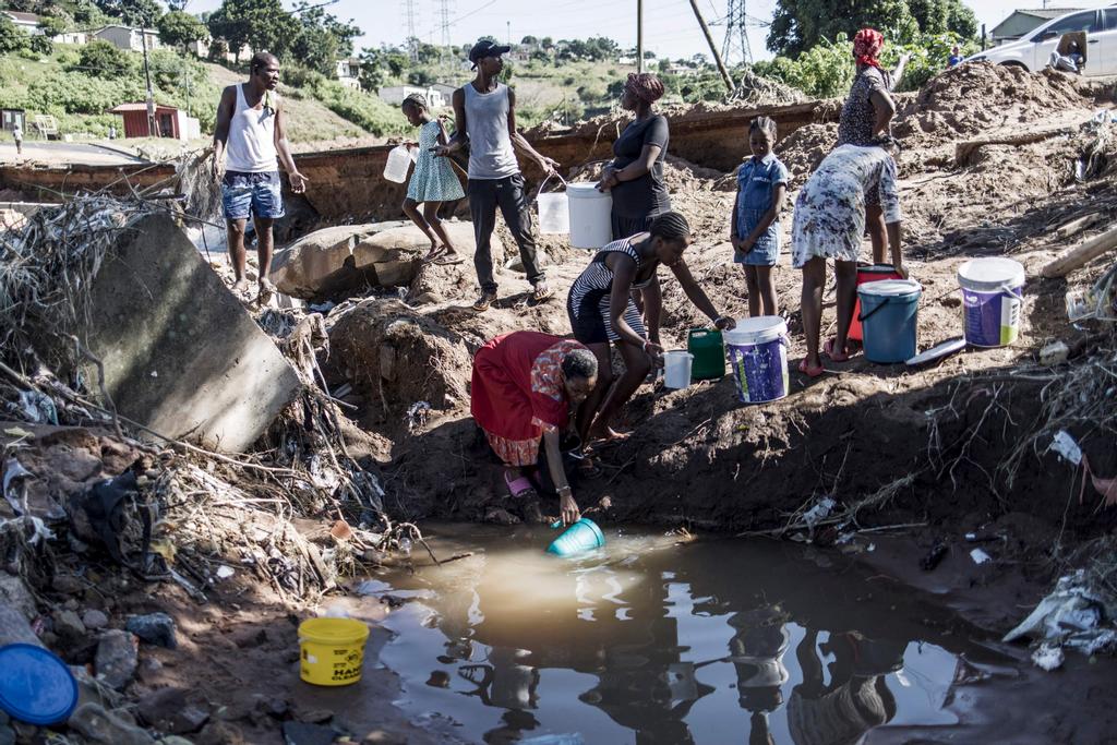 Inondations En Afrique Du Sudles Sauveteurs Rechercher