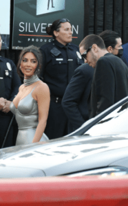 Kim Kardashian Et Pete Davidson Se Rendent À La Première De The Kardashians De Hulu