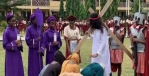 Nigeria : Un Étudiant Meurt Pendant La Reconstitution De La Crucifixion De Jésus, La Foule Pensant À Une Blague