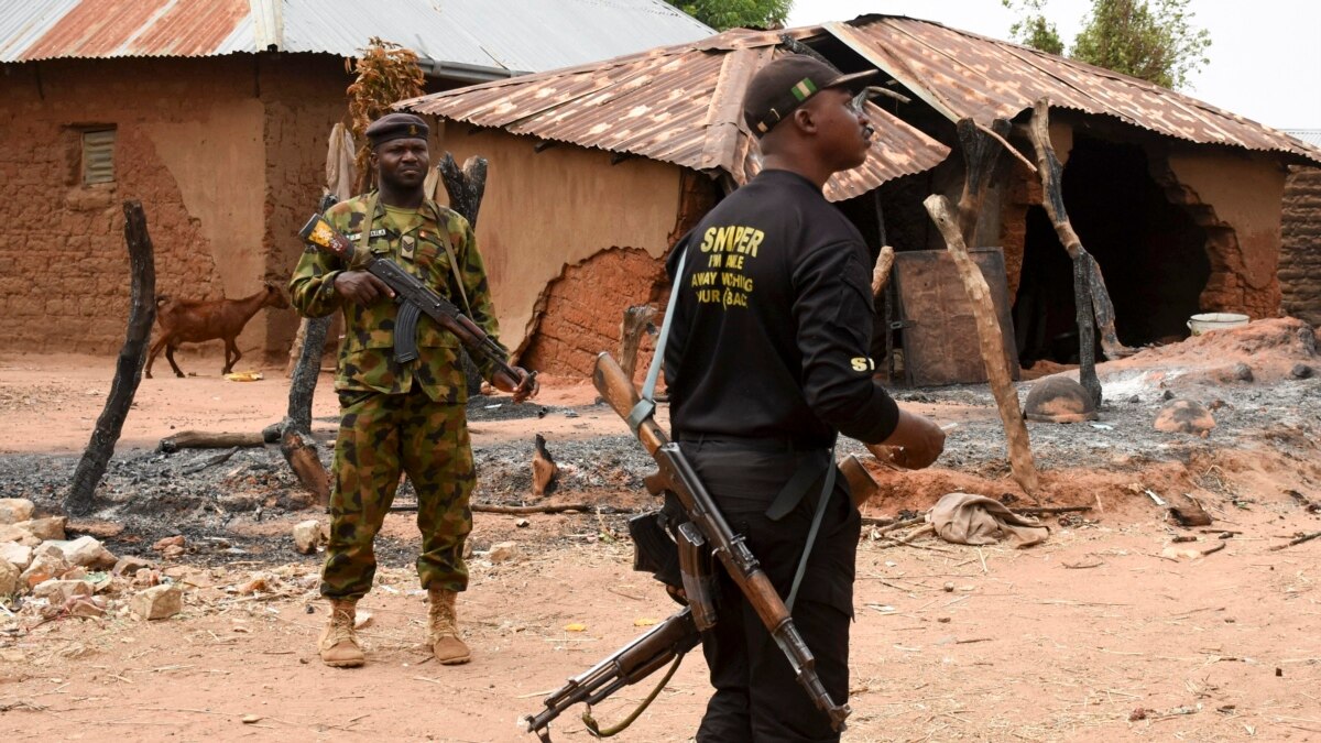 Nigeria Plus De 100 Personnes Hommes Armes