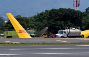 Un Avion-Cargo Se Brise En Deux Lors D&Rsquo;Un Atterrissage D&Rsquo;Urgence