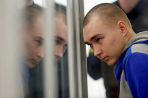 Crimes De Guerre En Ukraine : Un Soldat Russe Condamné À La Prison À Vie