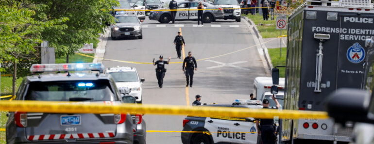 La Police De Toronto Tue Un Homme Portant Une Arme Près Des Écoles