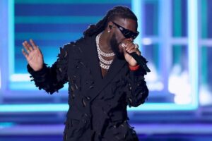 NigÃ©ria : Burna Boy interprÃ¨te Â« Last Last Â» aux Â« Billboard Music Awards Â»
