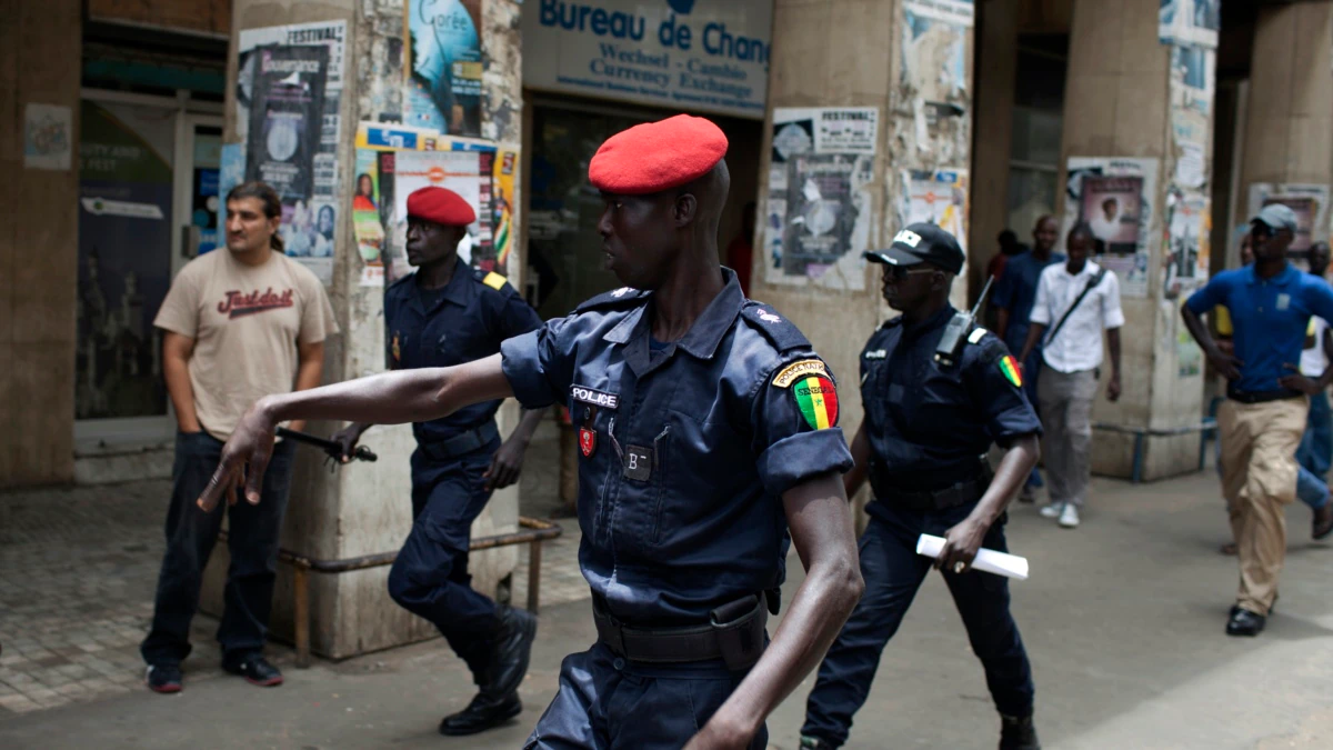 Senegal La Police Attaque De Foule Homophobe