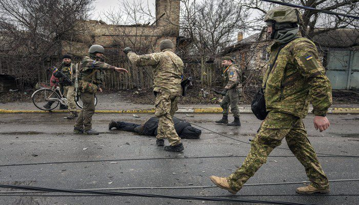 Les Forces Ukrainiennes Inspectent Les Cadavres De Civils A Boutcha Pour Verifier Qu Ils Ne Cachent Pas Des Explosifs Le 2 Avril Photo Vadim Ghirda Ap Sipa 1648977980 Jpg