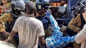 Ouganda : Rival Kizza Besigye Violemment Arrêté Pour Protester Contre La Hausse Des Prix