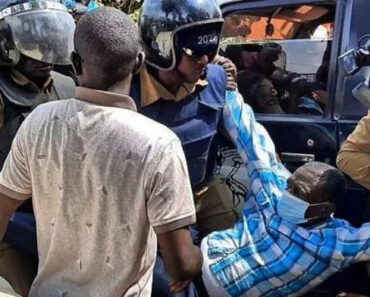 Ouganda : Rival Kizza Besigye Violemment Arrêté Pour Protester Contre La Hausse Des Prix