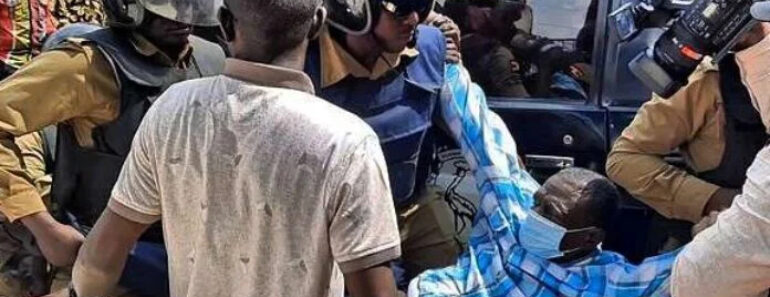 ouganda arrestation 696x392 jpg 770x297 - Ouganda : Rival Kizza Besigye violemment arrêté pour protester contre la hausse des prix