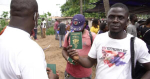 189 Réfugiés Ivoiriens Au Togo Obtiennent Des Passeports Pour Rentrer Chez Eux