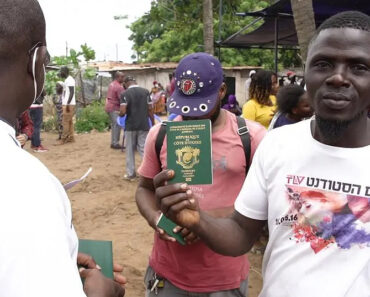 189 Réfugiés Ivoiriens Au Togo Obtiennent Des Passeports Pour Rentrer Chez Eux