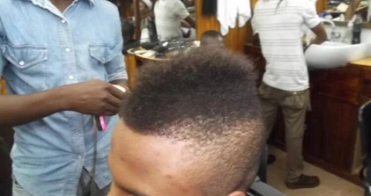 Benin Des Coiffeurs Surpris Sacrifice Total Cheveux Des Clients
