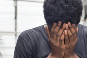 Un Fils Frappe Son Père Devant Ses Camarades De Classe (Vidéo)