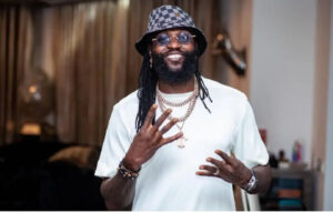 Video : Emmanuel Adebayor Fait Le Buzz En Dansant Sur « Bloqué » De Fally Ipupa