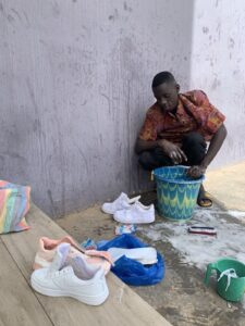 Entreprenariat: Un Étudient Créé Un Service De Lavage De Chaussures À L’université Du Sénégal.