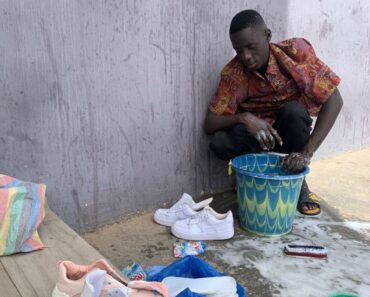 Entreprenariat: Un Étudient Créé Un Service De Lavage De Chaussures À L’université Du Sénégal.