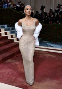 Kim Kardashian Accusée D&Rsquo;Avoir Ruiné Une Robe Historique