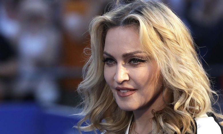 La Chanteuse Madonna 63 Ans Cherche Lamourrides Pas De Cheveux Gris