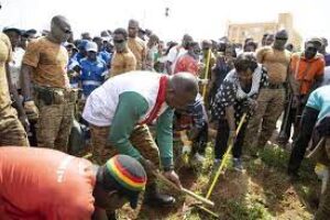 Le président Damiba prend part à une opération de salubrité à Ouagadougou