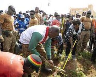 Le Président Damiba Prend Part À Une Opération De Salubrité À Ouagadougou