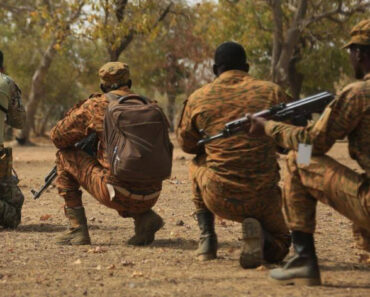 Un terroriste capturé disparaît mystérieusement devant des soldats burkinabé ; Video
