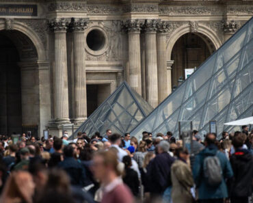 Un Trafic De Faux Billets D’entrée Au Musée Du Louvre A Été Démantelé À Paris